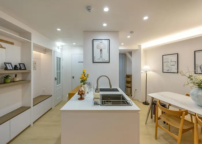아파트 Pochi Family House Sinchon *